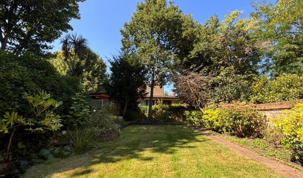 Room to rent in North Side Wandsworth Common, Wandsworth - Two Double bedrooms to rent by wandsworth common - Image 8