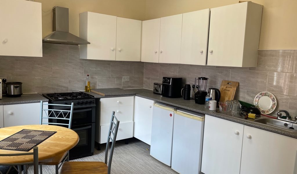 Room to rent in Chester Road, Stretford - 2 Rooms Available in 3 Bedroom Apartment - Image 2