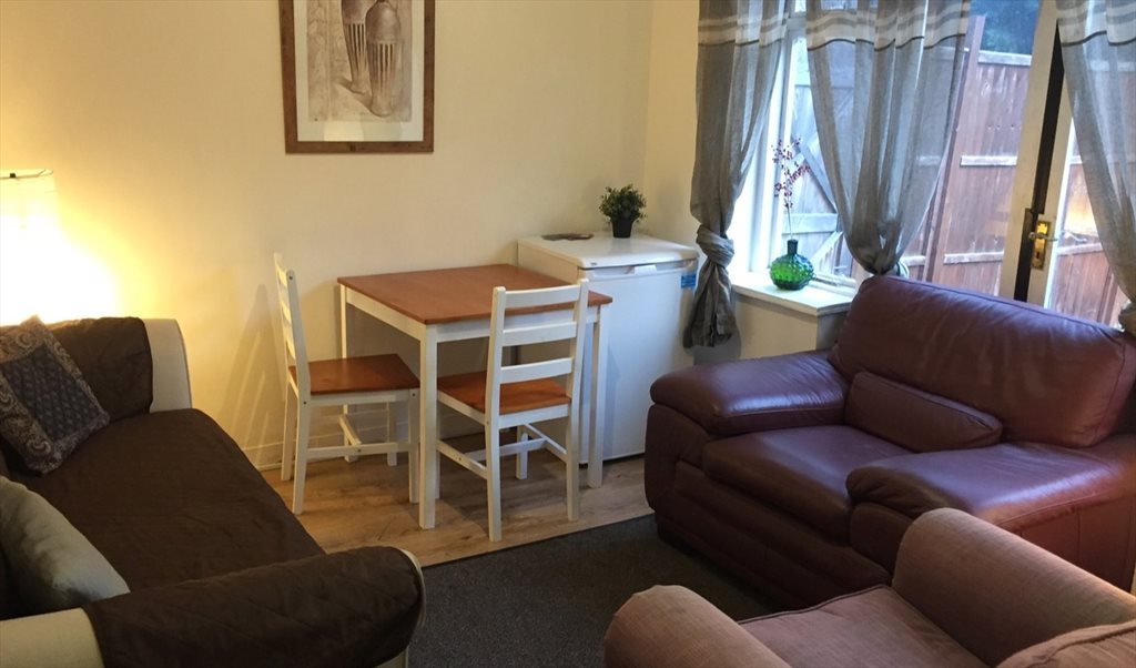 Room to rent in Hanover Way, Clewer & Dedworth East - LARGE DOUBLE ROOM FOR RENT IN WINDSOR, BERKSHIRE. (SINGLE OCCUPANCY ONLY) - Image 4