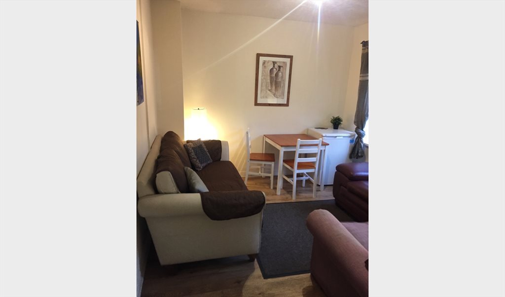 Room to rent in Hanover Way, Clewer & Dedworth East - LARGE DOUBLE ROOM FOR RENT IN WINDSOR, BERKSHIRE. (SINGLE OCCUPANCY ONLY) - Image 5