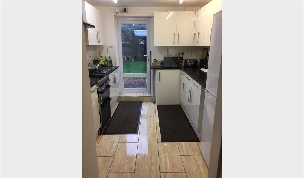 Room to rent in Hanover Way, Clewer & Dedworth East - LARGE DOUBLE ROOM FOR RENT IN WINDSOR, BERKSHIRE. (SINGLE OCCUPANCY ONLY) - Image 6