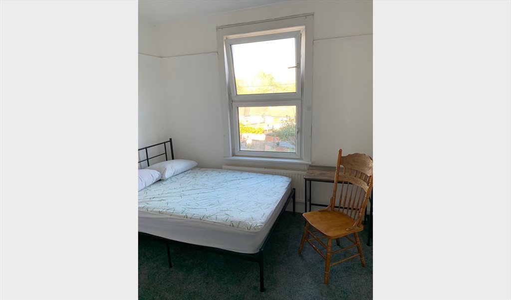 Room to rent in Manchester Road, Heaton Chapel - Large double bedroom (calm home) - Image 4