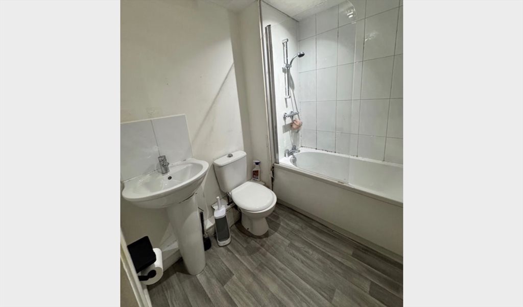 Room to rent in Elmira Way, Salford - Muslim flat mate required - Image 2