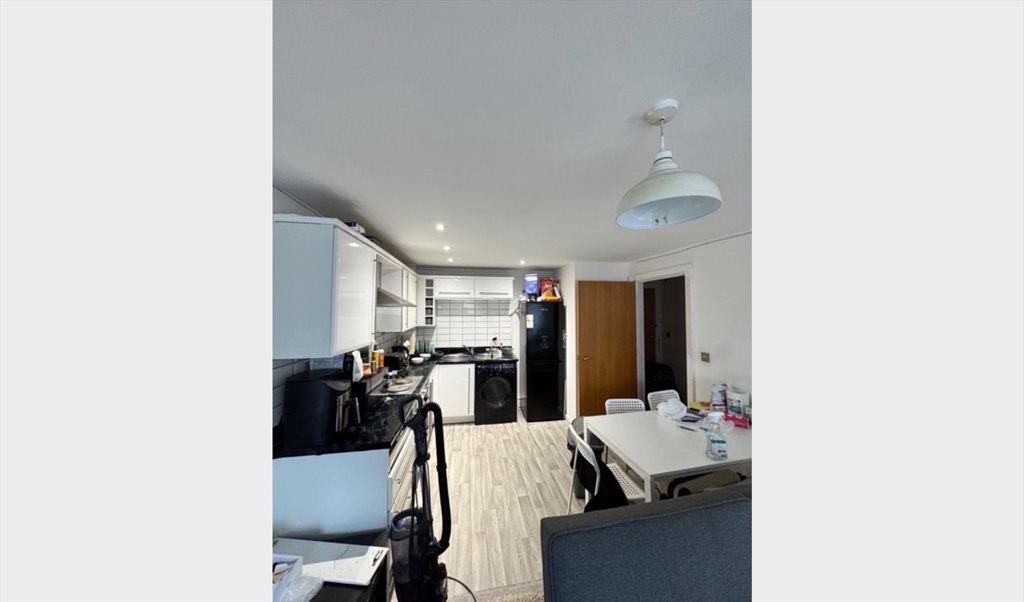Room to rent in Elmira Way, Salford - Muslim flat mate required - Image 5