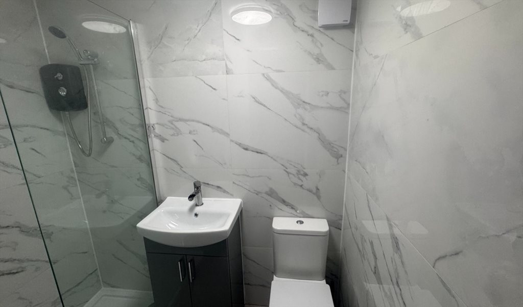 Room to rent in Chandos Grove, Weaste & Seedley - Studio Double En-Suite room - Image 3