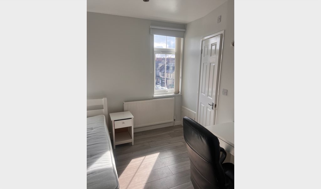 Room to rent in Cowley Road, St. Clement's - Double en-suite room, house share on cowley road oxford - Image 2