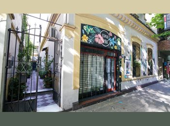 Roomgo AR - Habitacion con entrepiso y ventana en una casa Colonial, Buenos Aires - AR$ 350.000 pm