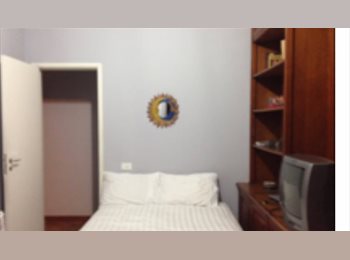 Roomgo BR - quarto individual mobilhado com cama de Casal nas Laranjeiras., Laranjeiras - R$ 1.800 Por mês