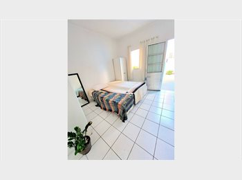 Roomgo BR - Suíte c/ área externa, Feminina Dupla, Santana - R$ 833 Por mês