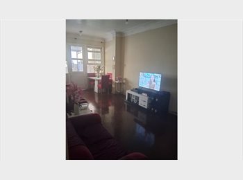 Roomgo BR - Alugo vaga em quarto compartilhado no Posto 5 em Copacabana, Ipanema - R$ 850 Por mês