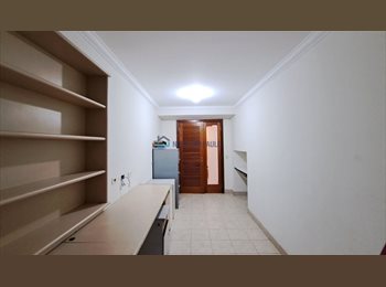 Roomgo BR - quarto grande com copinha e banheiro, Campo Belo - R$ 2.000 Por mês