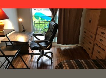 Roomgo CA - Belle Grande Chambre Meublée T.Inclus avec WiFi et Balcon Privé, Montréal - $530 pcm