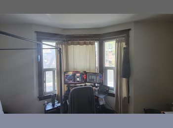 Roomgo CA - Large, second-floor room with bay windows available for rent in Leslieville, Toronto, Toronto - $950 pcm