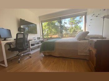 CompartoDepto CL - Amplio dormitorio en suite/ muy independiente iluminado/  Baño privad- con estacionamiento, Vitacura - CH$550.000 por mes