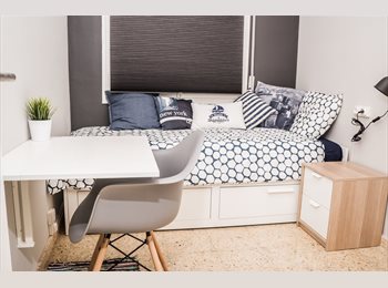 Roomgo ES - RH4-R2 ¡Habitación con cama extensible en un piso de diseño al lado de la Sagrada Familia! RH4-R2, Sant Martí - 680 € por mes