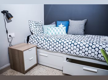 Roomgo ES - RH6-R3 ¡Habitación con cama extensible en un piso de diseño al lado de la Sagrada Familia! RH6-R3, Sant Martí - 680 € por mes