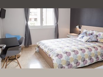 Roomgo ES - RH4-R1¡Habitación muy luminosa con cama doble en un piso de diseño al lado de la Sagrada Familia! RH, Sant Martí - 820 € por mes