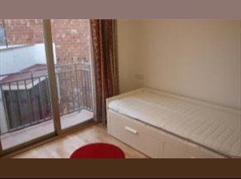Roomgo ES - Habitación en alquiler para chica en piso de estudiantes, Esplugues - 325 € por mes