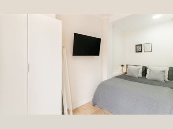 Roomgo ES - LAGOS: SUPER BRIGHT WITH PRIVATE TERRACE ROOM, Santa Coloma de Gramanet - 690 € por mes