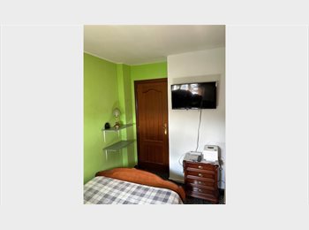 Roomgo ES - Espaciosa habitación con Smart tv en san Andreu Bright Spacious Room in Sant Andreu – Near La Maquin, Santa Coloma de Gramanet - 550 € por mes