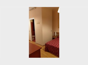 Roomgo IT - Camera singola molto ampia con bagno interno privato, Centrale - Loreto - 950 € al mese