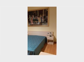 Roomgo IT - Camera singola molto ampia con bagno interno privato, Centrale - Loreto - 950 € al mese