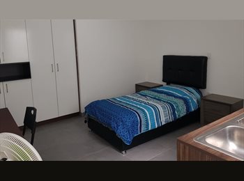 Roomgo MX - Habitacion amueblada con baño propio, León - MX$4,000 por mes