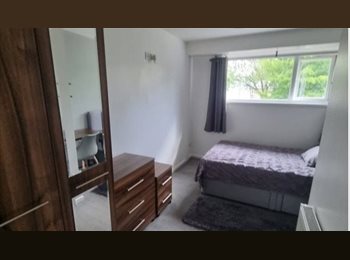 Roomgo UK - Double En suite in Professional House, Basildon - £695 pcm