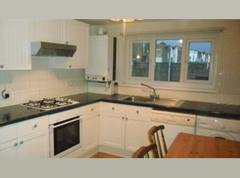 Roomgo UK - Spacious 2 bed flat close to station in Leyton, Leyton - £1,650 pcm