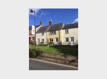 Roomgo UK - Double en-suite in Cosy Cottage., Swindon - £585 pcm