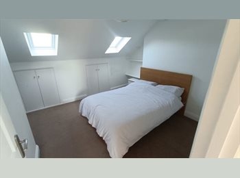 Roomgo UK - Top Floor Suite in Beautiful Victorian Townhouse – Ideal for a single mature working professional, o, South Tottenham - £1,500 pcm