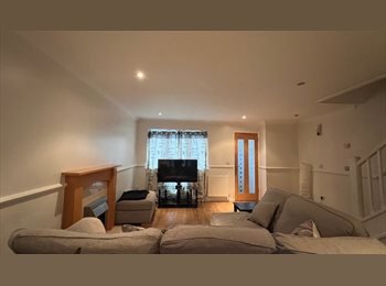 Roomgo UK - SPACIOUS DOUBLE. 5 mins bus to Elizabeth line, Thamesmead - £800 pcm