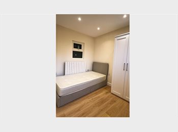 Roomgo UK - Studio room fully furnished and ensuite bathroom, Creekmouth - £1,050 pcm