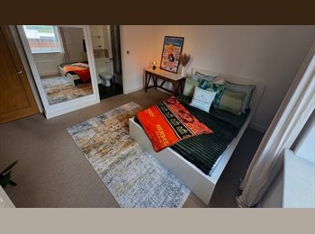 Roomgo UK - Ensuite Room | Sail Court | , E14 2DQ |£1,350, Poplar - £1,350 pcm