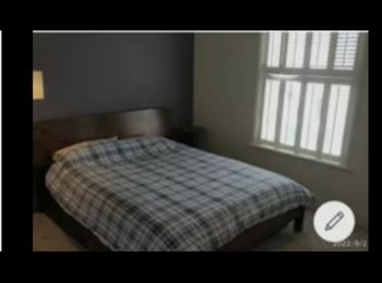 Roomgo UK - Lovely house right near the centre of town, comes with your own extra study room/sitting room, Chichester - £500 pcm