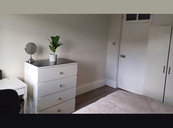 Roomgo UK - Double Room Available in Greenwich, Greenwich - £1,000 pcm