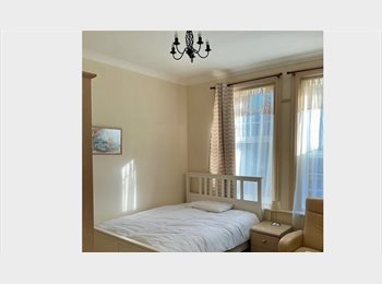 Roomgo UK - Large, comfortable double rooms available now, Boscombe - £600 pcm