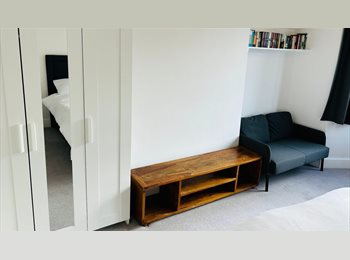 Roomgo UK - Spacious double room / lounge combo, Finchley - £1,500 pcm