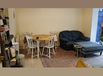 Roomgo UK - Bedroom and bathroom in 2 bed & 2 bath flat, Stratford-upon-Avon - £475 pcm