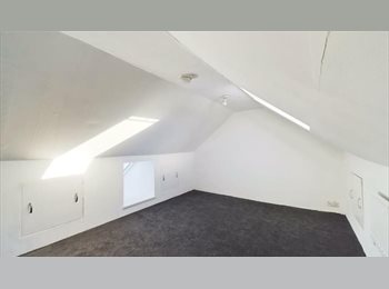 Roomgo UK - Private Room for Rent – Converted Loft, Thorneywood - £550 pcm