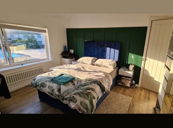 Roomgo UK - Large Furnished Double Room – £950/month (All Bills & WiFi Included), East Barnet - £950 pcm