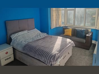 Roomgo UK - Spacious Double Room in Large House, Reading - £675 pcm