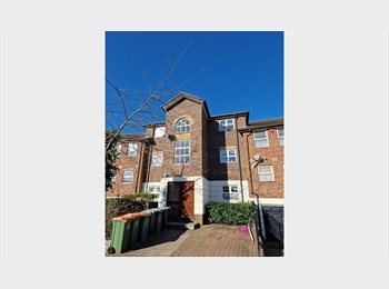 Roomgo UK - Room in a Shared Flat, Nutmeg Close, E16, Plaistow - £850 pcm