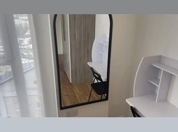 Roomgo UK - Bright single room, Guest bed, Large private bath, Waddon - £750 pcm