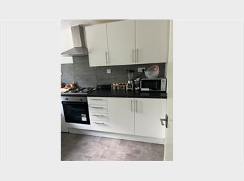 Roomgo UK - Room in a shared two- bedroom flat, Cowley Road, U B8, Cowley - £835 pcm