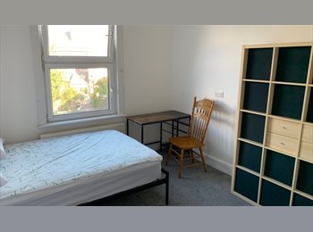 Roomgo UK - Large double bedroom (calm home), Burnage - £600 pcm