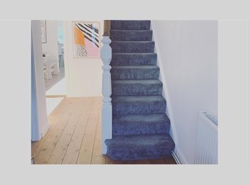 Roomgo UK - Room to Rent – Lovely Family Home with En Suite, Swansea - £550 pcm