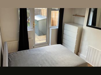 Roomgo UK - Lovely double room with garden exit, Leatherhead - £650 pcm