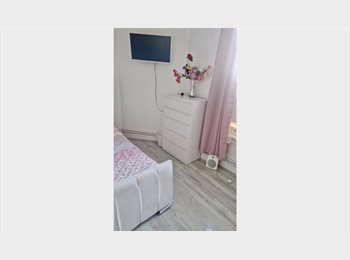 Roomgo UK - Double Bedroom Available To Rent, Clapham - £800 pcm