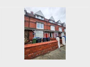 Roomgo UK - Cosy First-Floor Bedsit – Quiet, Well-Located Building, Rhyl - £433 pcm